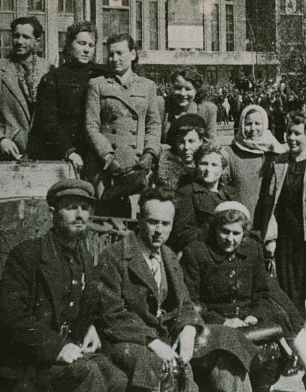 Сотрудники музея в День Победы, 1945 г..jpg
