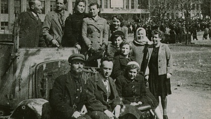 Сотрудники музея в День Победы, 1945 г..jpg