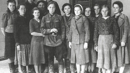 Сотрудники музея на субботнике, 1944 г..jpg