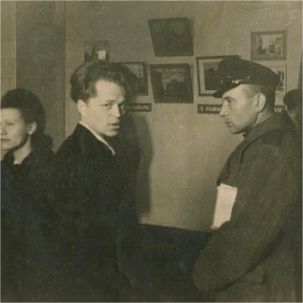 Мастак-афарміцель А.С. Бархаткоў, 1944 г. Мастак-афарміцель А.С. Бархаткоў, 1944 г.jpg