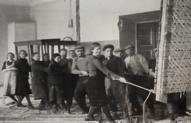 3 сотрудники музея.png