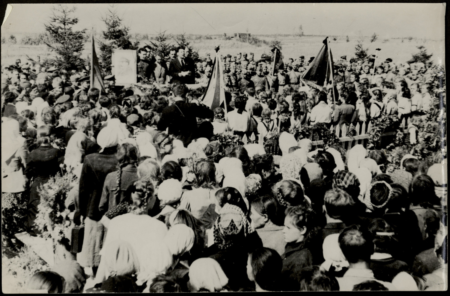 Траурный митинг на территории лагеря.jpg