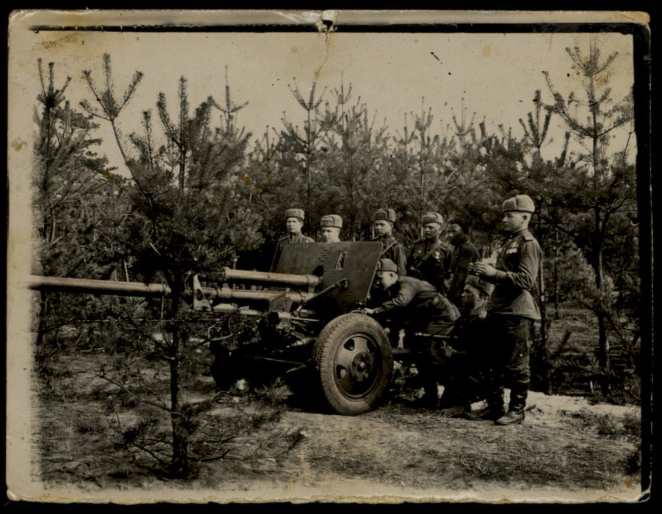 рис. 4. Фотография орудийного расчета старшего сержанта В.Т. Завадского – стоит первым справа (из фондов БГМИВОВ).jpg
