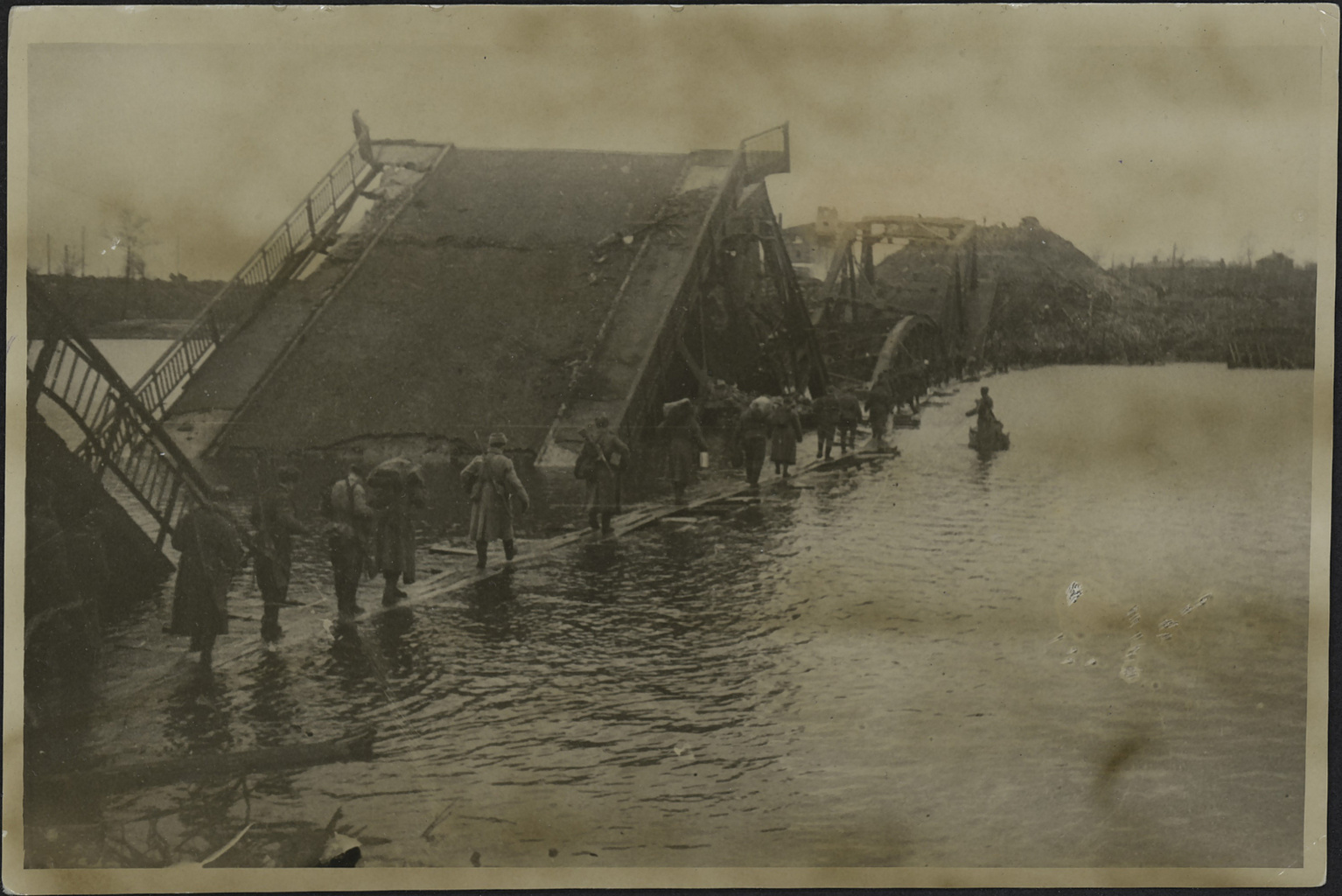 Фото 10. В освобожденном Гомеле. Бойцы по штурмовому мостику направляются в город. Ноябрь 1943 г. Фото Е.Д. Копыта..jpg