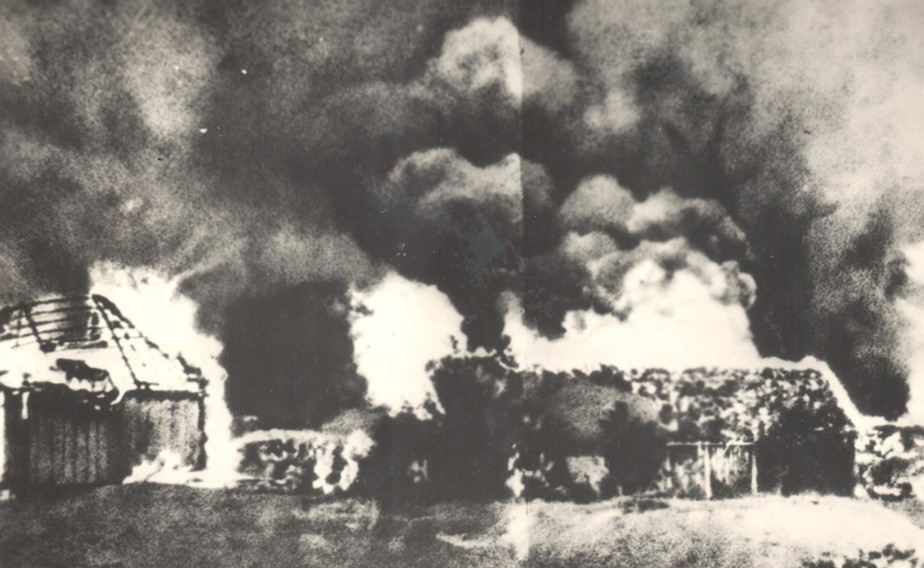 4. Немецкие оккупанты сжигают деревню Муквятицы Освейского района. 1943 год. Фото из фондов Белорусского государственного музея истории Великой Отечественной войны.jpg