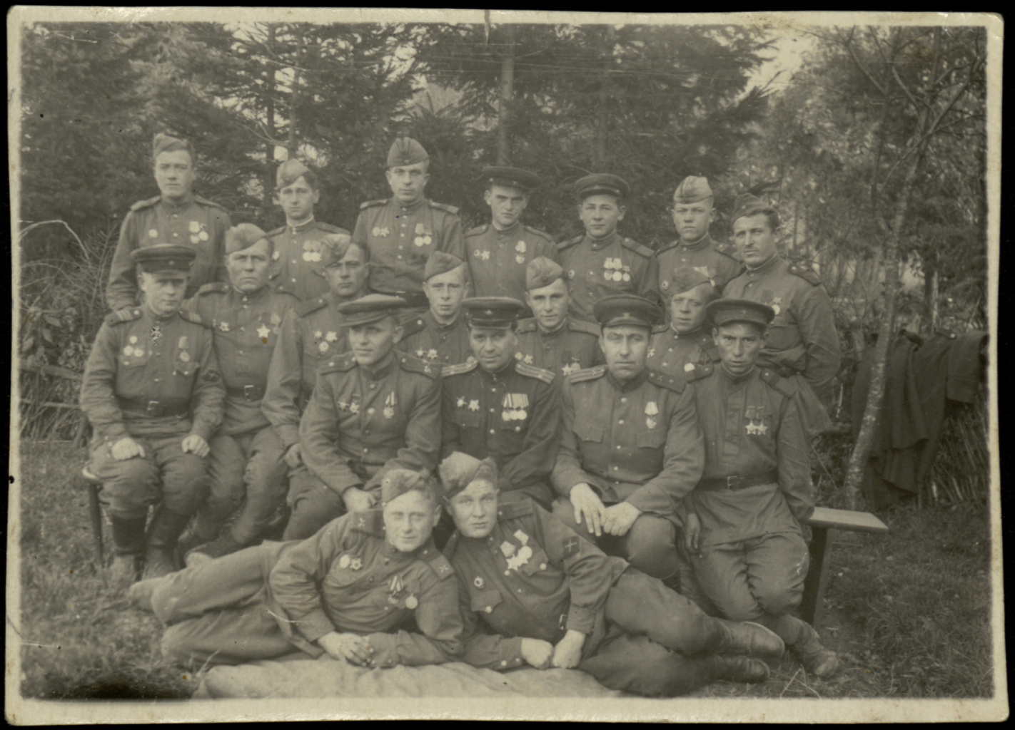 рис. 1. Фотография офицеров и бойцов 873-го артполка (из фондов БГМИВОВ).jpg