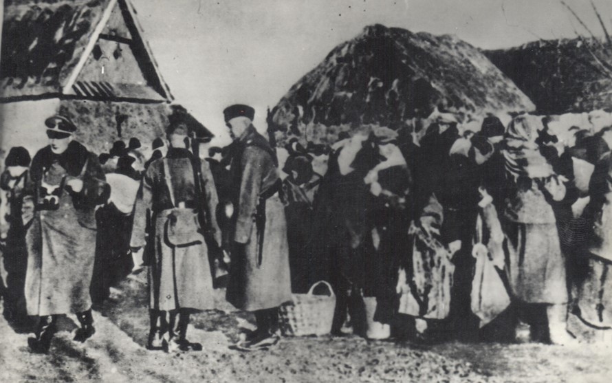 3. Немецкие каратели грабят деревню Коваленки Освейского района. 1943 год.jpg
