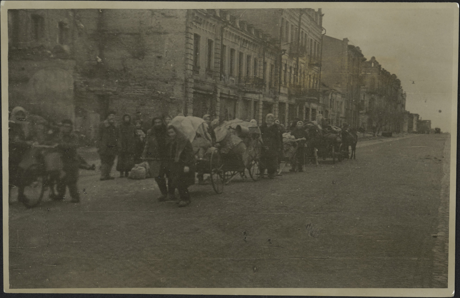 Фото 11. Жители возвращаются в освобожденный Гомель. Ноябрь 1943 г..jpg