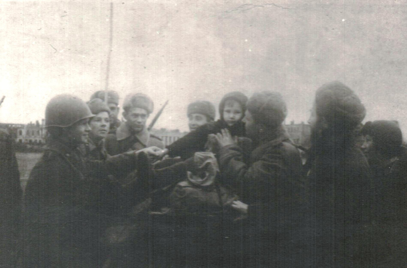 ЗАСТАВКА ДЛЯ САЙТА. Фото 1. Встреча советских воинов с жителями освобожденного Гомеля. Ноябрь 1943 г..jpg
